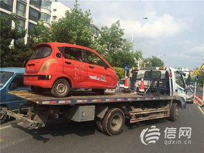 老年代步車長(zhǎng)期占用停車位，交警取證后依法拖移，行業(yè)亂象亟待治理